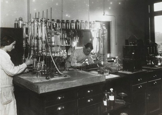 Chemical research lab, Beckenham. Two chemists at work, surrounded by equipment and apparatus. Archives & Manuscripts, This file comes from Wellcome Images, license CC BY 4.0
