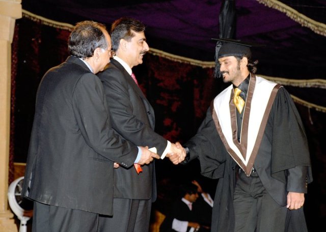 Diploma_in_Acting by Fahadseo [CC BY-SA 4.0] A student shakes hands while receiving his diploma.